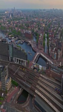Amsterdam, Hollanda şehri. Şehir merkezinde elektrikli tekneleri olan kanalların havadan görüntüsü. İnsansız hava aracı Amsterdam bahar manzarası dar eski evler, kanallar. Eski merkez hava görüntüsü oluşturuluyor.