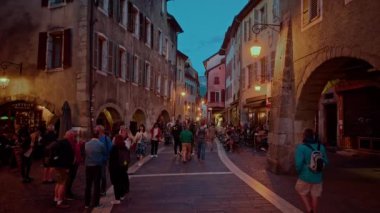 Fransa, Annecy, 21 Haziran 2024: Eski Annecy şehir merkezi ve Thiou nehri turistlerle birlikte. Annecy 'nin simgesel nehri. Thiou Fransa 'daki en kısa nehirlerden biridir..