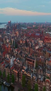 Amsterdam, Hollanda şehri. Şehir merkezinde elektrikli tekneleri olan kanalların havadan görüntüsü. İnsansız hava aracı Amsterdam bahar manzarası dar eski evler, kanallar. Eski merkez hava görüntüsü oluşturuluyor.
