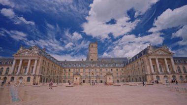 Dijon, Fransa, 18 Haziran 2024: Burgundy 'nin başkenti Dijon' un tarihi merkezine doğru yürüyün. Orta Çağ 'ın kadim bilgisi bugüne kadar korunmuştur. Fransız kültürü.