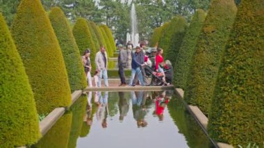 Lisse, Hollanda, 8 Mart 2024: Dünyanın en büyük çiçek bahçelerinden biri. İnsanlar Keukenhof çiçek bahçesinde renkli laleleri severler. Çiçek bahçesi ve çiçek açan lale çiçekleri..