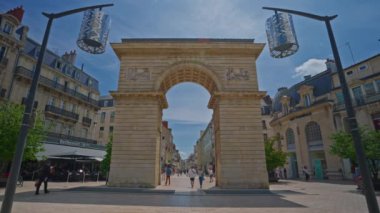 Dijon, Fransa, 18 Haziran 2024: Burgundy 'nin başkenti Dijon' un tarihi merkezine doğru yürüyün. Orta Çağ 'ın kadim bilgisi bugüne kadar korunmuştur. Fransız kültürü.