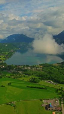 Annecy 'nin eski şehir merkezi ve Thiou nehri turistlerle birlikte. Fransa 'nın Annecy kentinin çatılarını inşa eden şehir manzarası. Fransa 'da Turizm Seyahat Yeri.