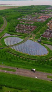 Dikey video. Hollanda, Almere 'de güneş paneli adası olan modern sürdürülebilir bir mahalle.