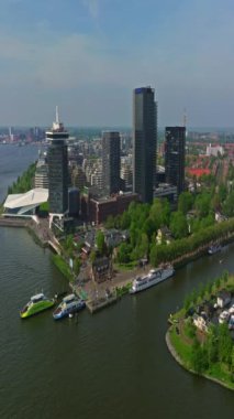 Amsterdam, Hollanda şehri. Şehir merkezinde elektrikli tekneleri olan kanalların havadan görüntüsü. İnsansız hava aracı Amsterdam bahar manzarası dar eski evler, kanallar. Eski merkez hava görüntüsü oluşturuluyor.