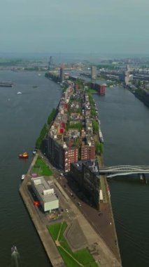 Amsterdam, Hollanda şehri. Şehir merkezinde elektrikli tekneleri olan kanalların havadan görüntüsü. İnsansız hava aracı Amsterdam bahar manzarası dar eski evler, kanallar. Eski merkez hava görüntüsü oluşturuluyor.