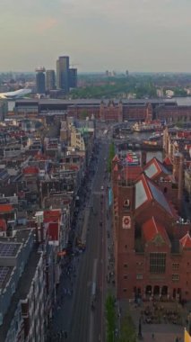 Amsterdam, Hollanda şehri. Şehir merkezinde elektrikli tekneleri olan kanalların havadan görüntüsü. İnsansız hava aracı Amsterdam bahar manzarası dar eski evler, kanallar. Eski merkez hava görüntüsü oluşturuluyor.