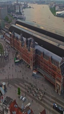 Amsterdam, Hollanda şehri. Şehir merkezinde elektrikli tekneleri olan kanalların havadan görüntüsü. İnsansız hava aracı Amsterdam bahar manzarası dar eski evler, kanallar. Eski merkez hava görüntüsü oluşturuluyor.