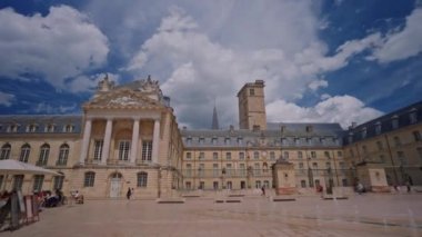 Dijon, Fransa, 18 Haziran 2024: Burgundy 'nin başkenti Dijon' un tarihi merkezine doğru yürüyün. Orta Çağ 'ın kadim bilgisi bugüne kadar korunmuştur. Fransız kültürü.
