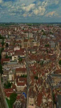 Dijon kasabasının çevresindeki hava manzarası. Burgundy 'nin başkenti Dijon' un tarihi merkezine doğru uçuş. Orta Çağ 'ın antik otelleri bugüne kadar korunmuştur. Fransız kültürü.