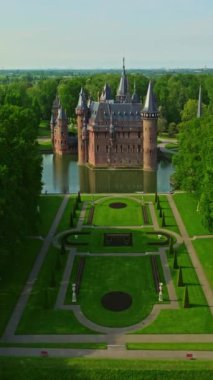 Hava görüntüsü. Utrecht Hollanda, Kasteel de Haar, Haar Hollanda Şatosu 'nun eski tarihi bahçesi Utrecht günbatımında..