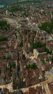 Dijon kasabasının çevresindeki hava manzarası. Burgundy 'nin başkenti Dijon' un tarihi merkezine doğru uçuş. Orta Çağ 'ın antik otelleri bugüne kadar korunmuştur. Fransız kültürü.
