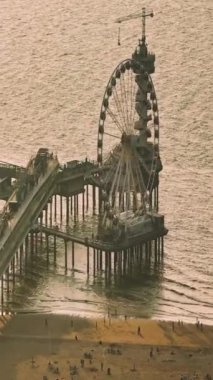 Lahey 'in silueti, ağaçların arkasındaki binaların üzerinden yükseliyor. Hollanda 'daki merkezin ufuk çizgisi. Hollanda ve Lahey 'in hava görüntüsü.