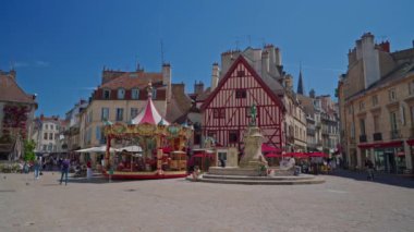 Dijon, Fransa, 18 Haziran 2024: Burgundy 'nin başkenti Dijon' un tarihi merkezine doğru yürüyün. Orta Çağ 'ın kadim bilgisi bugüne kadar korunmuştur. Fransız kültürü.