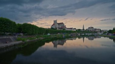 Auxerre 'in eski şehir merkezi ve Yonne nehri turistlerle birlikte. Şehrin tarihi yapısına geniş bir bakış açısı. Fransa 'da turizm gezisi.