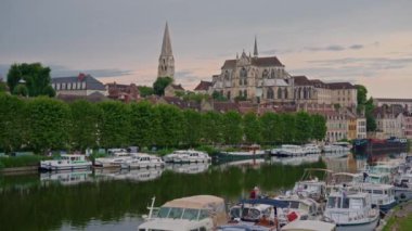 Auxerre 'in eski şehir merkezi ve Yonne nehri turistlerle birlikte. Şehrin tarihi yapısına geniş bir bakış açısı. Fransa 'da turizm gezisi.