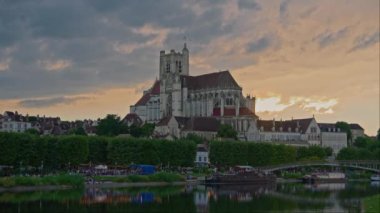 Auxerre 'in eski şehir merkezi ve Yonne nehri turistlerle birlikte. Şehrin tarihi yapısına geniş bir bakış açısı. Fransa 'da turizm gezisi.