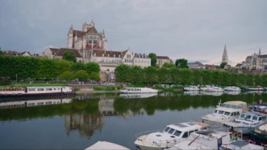 Auxerre 'in eski şehir merkezi ve Yonne nehri turistlerle birlikte. Şehrin tarihi yapısına geniş bir bakış açısı. Fransa 'da turizm gezisi.