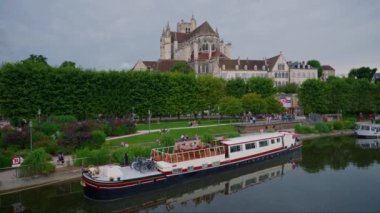 Auxerre 'in eski şehir merkezi ve Yonne nehri turistlerle birlikte. Şehrin tarihi yapısına geniş bir bakış açısı. Fransa 'da turizm gezisi.