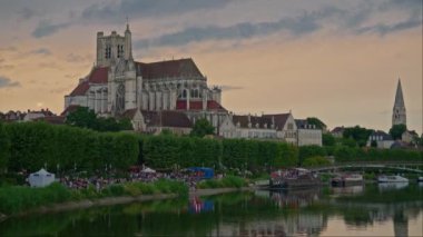 Auxerre 'in eski şehir merkezi ve Yonne nehri turistlerle birlikte. Şehrin tarihi yapısına geniş bir bakış açısı. Fransa 'da turizm gezisi.