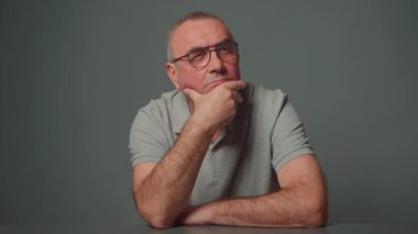 Yaşlı adam, düşünüyor, hatırlıyor musun, emekli, nostalji ya da akıl sağlığı. - Yakın çekim. Yüksek kalite 4k görüntü