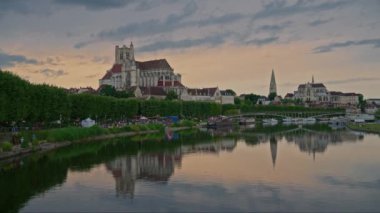 Auxerre 'in eski şehir merkezi ve Yonne nehri turistlerle birlikte. Şehrin tarihi yapısına geniş bir bakış açısı. Fransa 'da turizm gezisi.