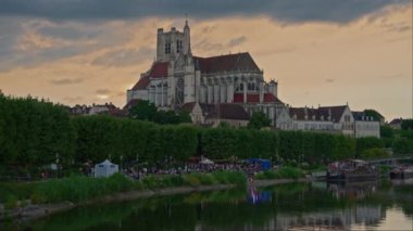 Auxerre 'in eski şehir merkezi ve Yonne nehri turistlerle birlikte. Şehrin tarihi yapısına geniş bir bakış açısı. Fransa 'da turizm gezisi.