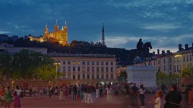 Bellecour Meydanı 'nda gün batımında Lyon şehir merkezindeki ana yer olan Kral 14. Louis, Lyon, Fransa' nın heykeliyle. Zaman Uygulaması.