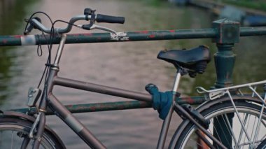 Amsterdam, Hollanda Amsterdam 'da bir kanalda bisiklet sürüyor.