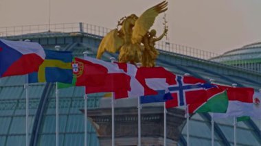 Olimpiyat bayrakları, Fransa bayrağı, Olimpiyat Oyunlarına katılan ülkelerin bayrakları. Paris şehrini olimpiyat sembolleri ve 2024 Olimpiyat renkleriyle süslemek. Paris, Fransa, 08 Ağustos 2024.