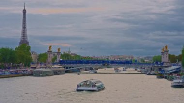 Olimpiyat bayrakları, Fransa bayrağı, Olimpiyat Oyunlarına katılan ülkelerin bayrakları. Paris şehrini olimpiyat sembolleri ve 2024 Olimpiyat renkleriyle süslemek. Paris, Fransa, 08 Ağustos 2024.