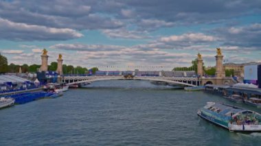 Paris 'teki Alexander Köprüsü' nü Olimpiyat sembolleri ve 2024 Olimpiyat renk ve logolarıyla süslüyor. Paris, Fransa, 08 Ağustos 2024.