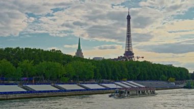 Olimpiyat sembolleri ve 2024 Olimpiyat renk ve logolarıyla Paris 'i dekore etmek. Paris, Fransa, 08 Ağustos 2024.