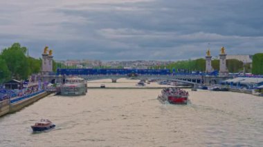 Paris 'teki Alexander Köprüsü' nü Olimpiyat sembolleri ve 2024 Olimpiyat renk ve logolarıyla süslüyor. Paris, Fransa, 08 Ağustos 2024.