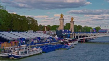 Paris 'teki Alexander Köprüsü' nü Olimpiyat sembolleri ve 2024 Olimpiyat renk ve logolarıyla süslüyor. Paris, Fransa, 08 Ağustos 2024.