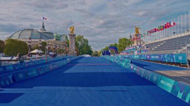 Paris 'teki Alexander Köprüsü' nü Olimpiyat sembolleri ve 2024 Olimpiyat renk ve logolarıyla süslüyor. Paris, Fransa, 08 Ağustos 2024.