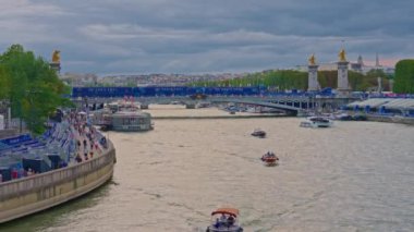 Paris 'teki Alexander Köprüsü' nü Olimpiyat sembolleri ve 2024 Olimpiyat renk ve logolarıyla süslüyor. Paris, Fransa, 08 Ağustos 2024.