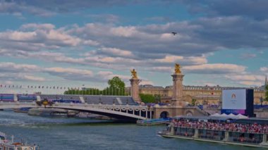 Paris 'teki Alexander Köprüsü' nü Olimpiyat sembolleri ve 2024 Olimpiyat renk ve logolarıyla süslüyor. Paris, Fransa, 08 Ağustos 2024.