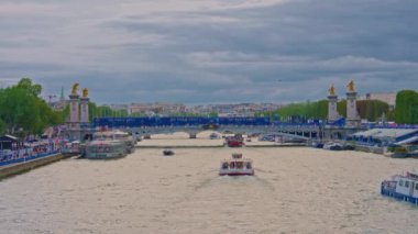 Paris 'teki Alexander Köprüsü' nü Olimpiyat sembolleri ve 2024 Olimpiyat renk ve logolarıyla süslüyor. Paris, Fransa, 08 Ağustos 2024.