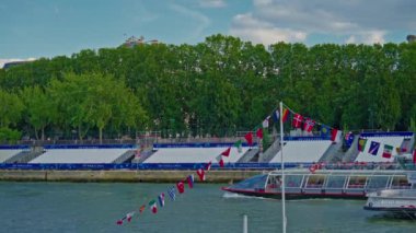 Olimpiyat sembolleri ve 2024 Olimpiyat renk ve logolarıyla Paris 'i dekore etmek. Paris, Fransa, 08 Ağustos 2024.