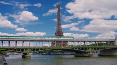 Olimpiyat bayrakları, Fransa bayrağı, Olimpiyat Oyunlarına katılan ülkelerin bayrakları. Paris şehrini olimpiyat sembolleri ve 2024 Olimpiyat renkleriyle süslemek. Paris, Fransa, 08 Ağustos 2024.