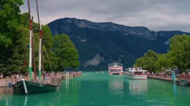 Annecy, Fransa 'nın eski Annecy kasabası manzarası ve şehrin eski kısmından teknelerle ve dağların manzarasıyla çıkan kanal manzarası..