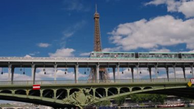 Olimpiyat bayrakları, Fransa bayrağı, Olimpiyat Oyunlarına katılan ülkelerin bayrakları. Paris şehrini olimpiyat sembolleri ve 2024 Olimpiyat renkleriyle süslemek. Paris, Fransa, 08 Ağustos 2024.