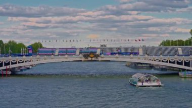 Olimpiyat bayrakları, Fransa bayrağı, Olimpiyat Oyunlarına katılan ülkelerin bayrakları. Paris şehrini olimpiyat sembolleri ve 2024 Olimpiyat renkleriyle süslemek. Paris, Fransa, 08 Ağustos 2024.