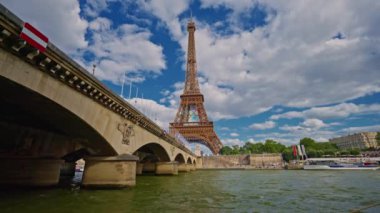 Eiffel kulesi 2024 Olimpiyat oyunları için olimpiyat yüzükleriyle süslenmiş. Eiffel Kulesi 'ne takılan Olimpiyat halkaları, 30 Temmuz 2024' te Fransa 'nın Trocadero Meydanı yakınlarında turistlerle birlikte takıldı..