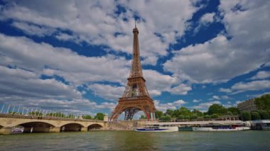 Eiffel kulesi 2024 Olimpiyat oyunları için olimpiyat yüzükleriyle süslenmiş. Eiffel Kulesi 'ne takılan Olimpiyat halkaları, 30 Temmuz 2024' te Fransa 'nın Trocadero Meydanı yakınlarında turistlerle birlikte takıldı..