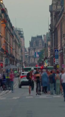 Paris 'in en uzun ve ünlü caddesi, Şanzelize' nin doğal uzantısı. Bisikletçiler ve kalabalık. Bisikletli ana cadde, millet. Şehir merkezinde trafik var..