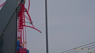 Hollanda, Amsterdam, 30 Temmuz 2024: Şehirde gezen ve gezen bir grup insan. Geleneksel evler, kanallar, bisikletler, şehir ulaşımı. Avrupa 'da bir kentin turizm merkezi.