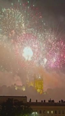 Fransa 'da Bastille Günü kutlaması. Fransa 'nın ana bayramı. Gökyüzünde havai fişekler. Lyon şehir merkezindeki Bellecour Meydanı 'nda gece vakti gecikmesi. Fransa 'nın ünlü turizm beldesi.