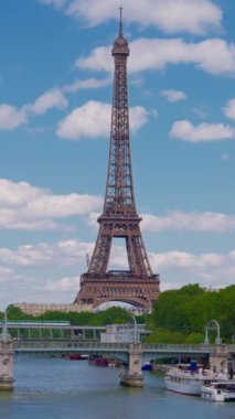 Paris, Fransa 'yı çekiyoruz. Arka planda demirden kule var. Paris sokaklarının birinden Eyfel Kulesi manzarası. Başkentin merkezindeki evlerin Paris mimarisi.